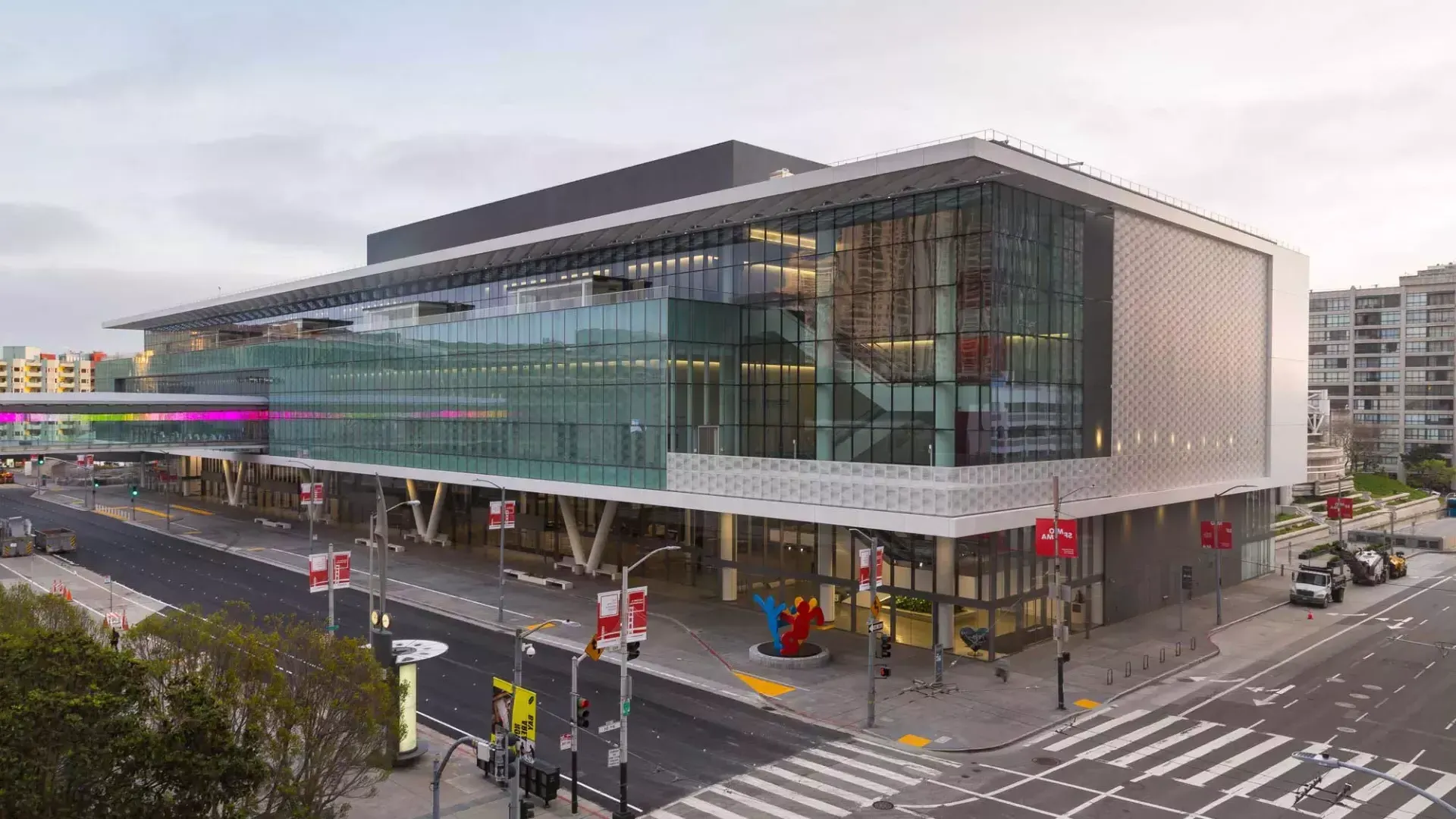 A wide shot of the glassy, modern Moscone中心 South building.