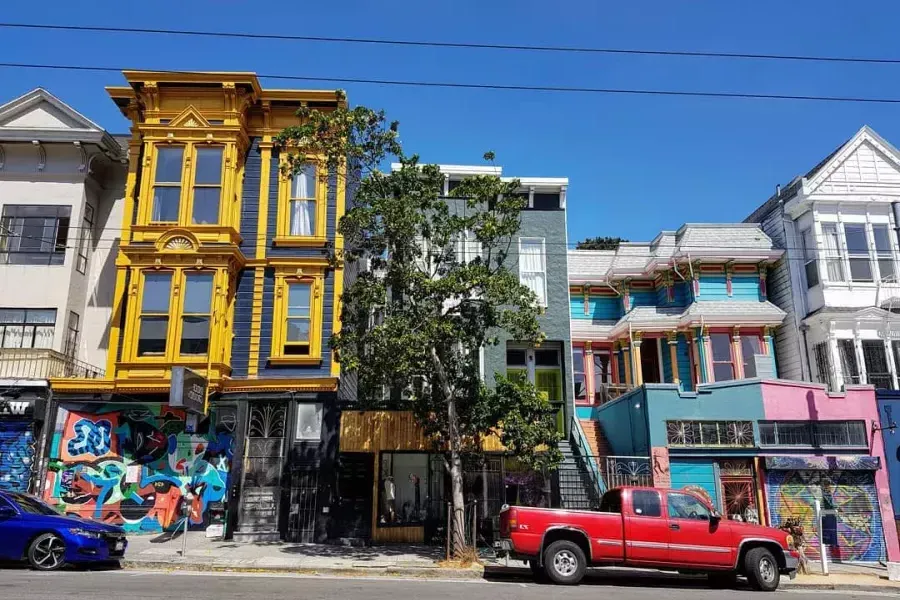 海特街(Haight Street)五彩缤纷的建筑和停在街道上的汽车. 贝博体彩app，加利福尼亚州.